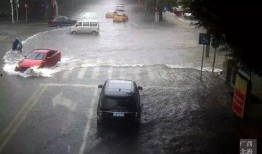 下暴雨视频爆料,城市瞬间变泽国，现场惊心动魄！