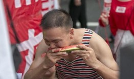 网红吃瓜打篮球,趣味横生展现篮球魅力